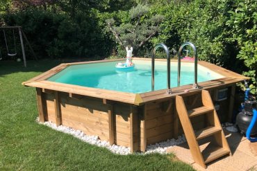 Piscina esagonale in legno JARDIN 434. Bordi larghi e ghiaia bianca decorativa: l’angolo relax perfetto per il tuo giardino.