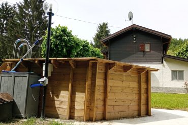 Installazione di piscina in legno esagonale JARDIN 434 su platea in cemento, perfetta per grandi spazi verdi. Elegante e funzionale, ideale per l’estate.
