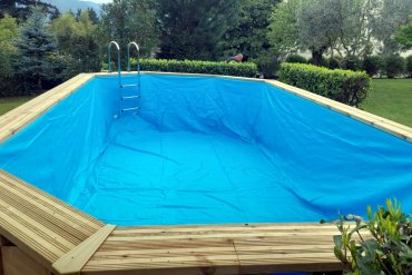 Piscina in legno fuori terra JARDIN 814, la scelta perfetta per chi desidera qualità, estetica e relax a casa. Realizzata in legno trattato, questa piscina fuori terra valorizza ogni spazio verde, garantendo resistenza, sicurezza e uno stile naturale che si integra perfettamente nel tuo giardino. Ideale per rinfrescarsi e vivere momenti di benessere all’aperto.