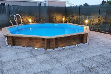 Piscina in legno fuori terra TROPIC 505: un modello ottagonale ideale per valorizzare qualsiasi spazio esterno. Robusta struttura in legno trattato, facile da montare e perfetta per momenti di divertimento o relax in famiglia. Dona un tocco naturale e accogliente al tuo giardino grazie alla qualità firmata TROPIC.