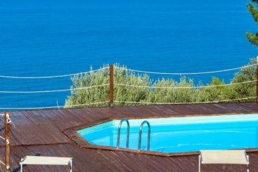 Piscina in legno da giardino con struttura ottagonale, perfetta per terrazze panoramiche. Soluzione ideale per ambienti di pregio.