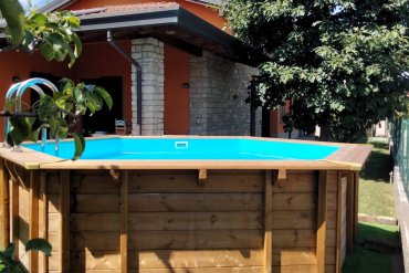 Piscina in legno compatta fuori terra con struttura esagonale, resistente e funzionale. Ideale per famiglie e per chi cerca qualità e design anche in spazi contenuti.