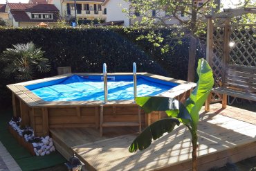 Piscina in legno compatta Jardin 354 fuori terra, presentata con comoda pedana e panchina. Soluzione raffinata per valorizzare il tuo spazio verde.