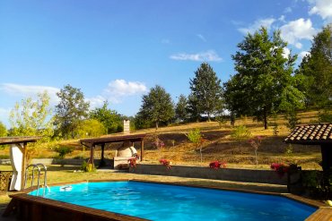 Piscina ottagonale in legno trattato per esterno, perfetta per ambienti collinari, giardini panoramici e relax all’aria aperta.