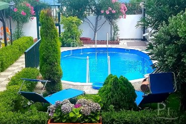 La piscina fuori terra in acciaio GRE Haiti 610 trasforma il tuo spazio esterno in un angolo di paradiso. Liner azzurro intenso, scala integrata e bordi resistenti; ideale per chi cerca qualità e facilità di montaggio. Foto cliente a dimostrazione del risultato finale.