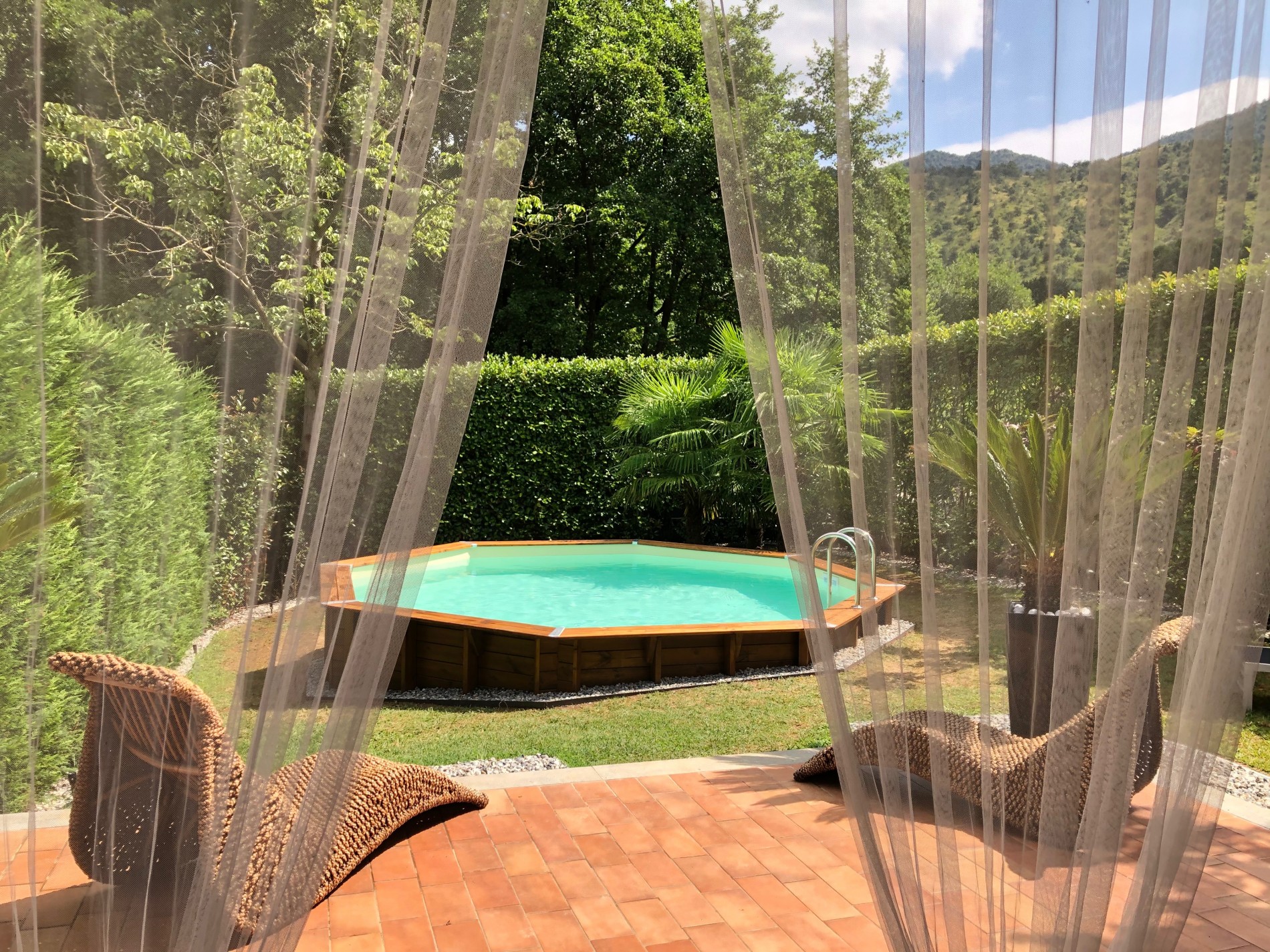 Piscine extérieure en bois avec eau cristalline