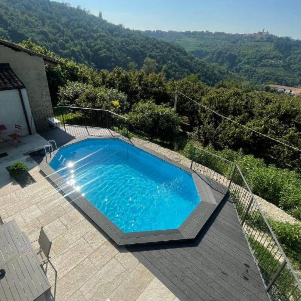 Piscine panoramique avec vue sur les collines et transats