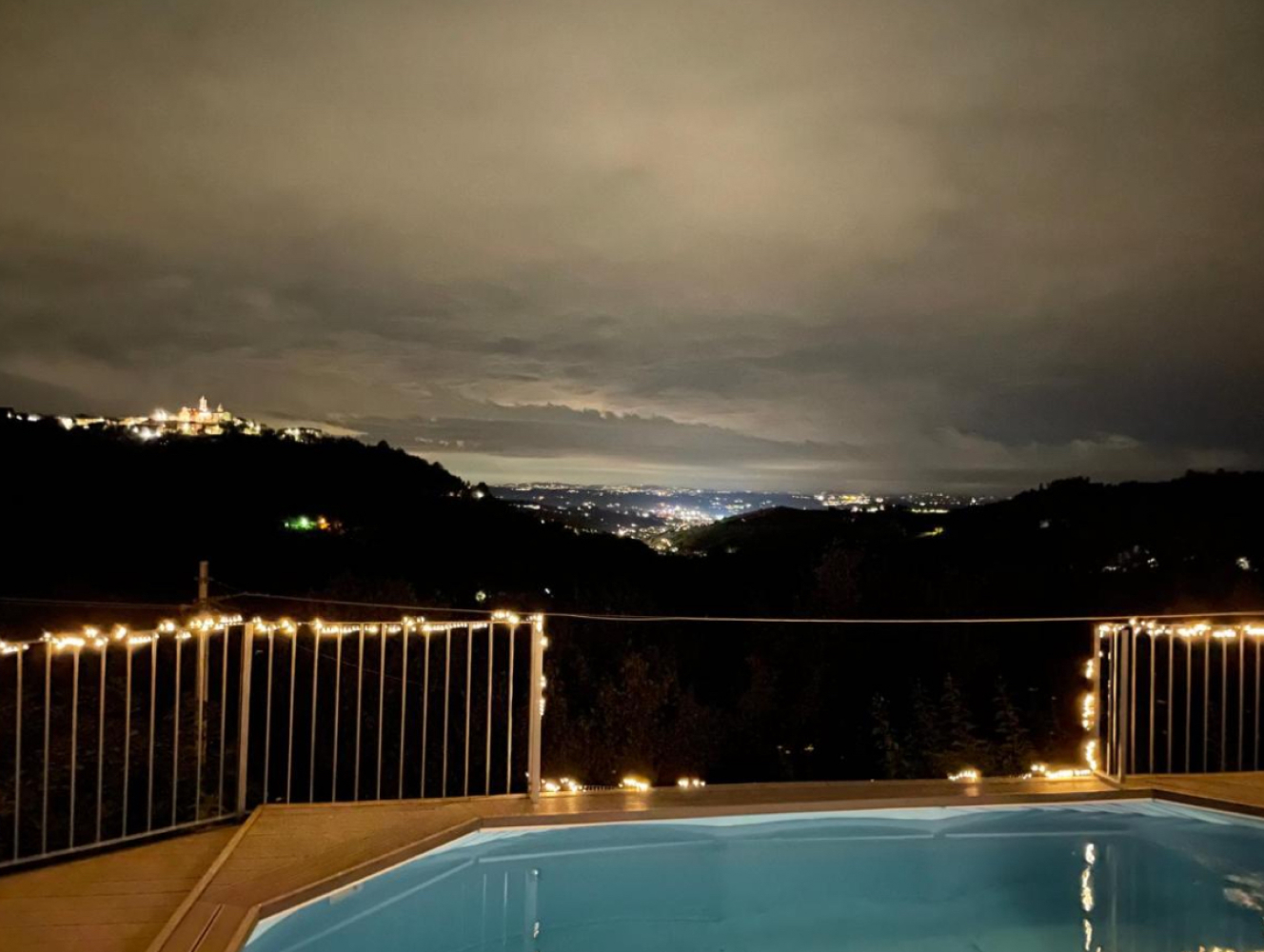 Piscine de jardin surélevée avec échelle et terrasse