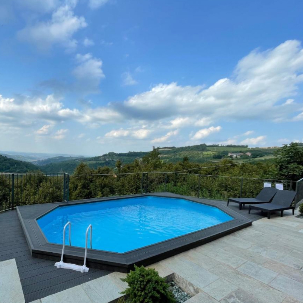Piscine octogonale extérieure avec panorama naturel