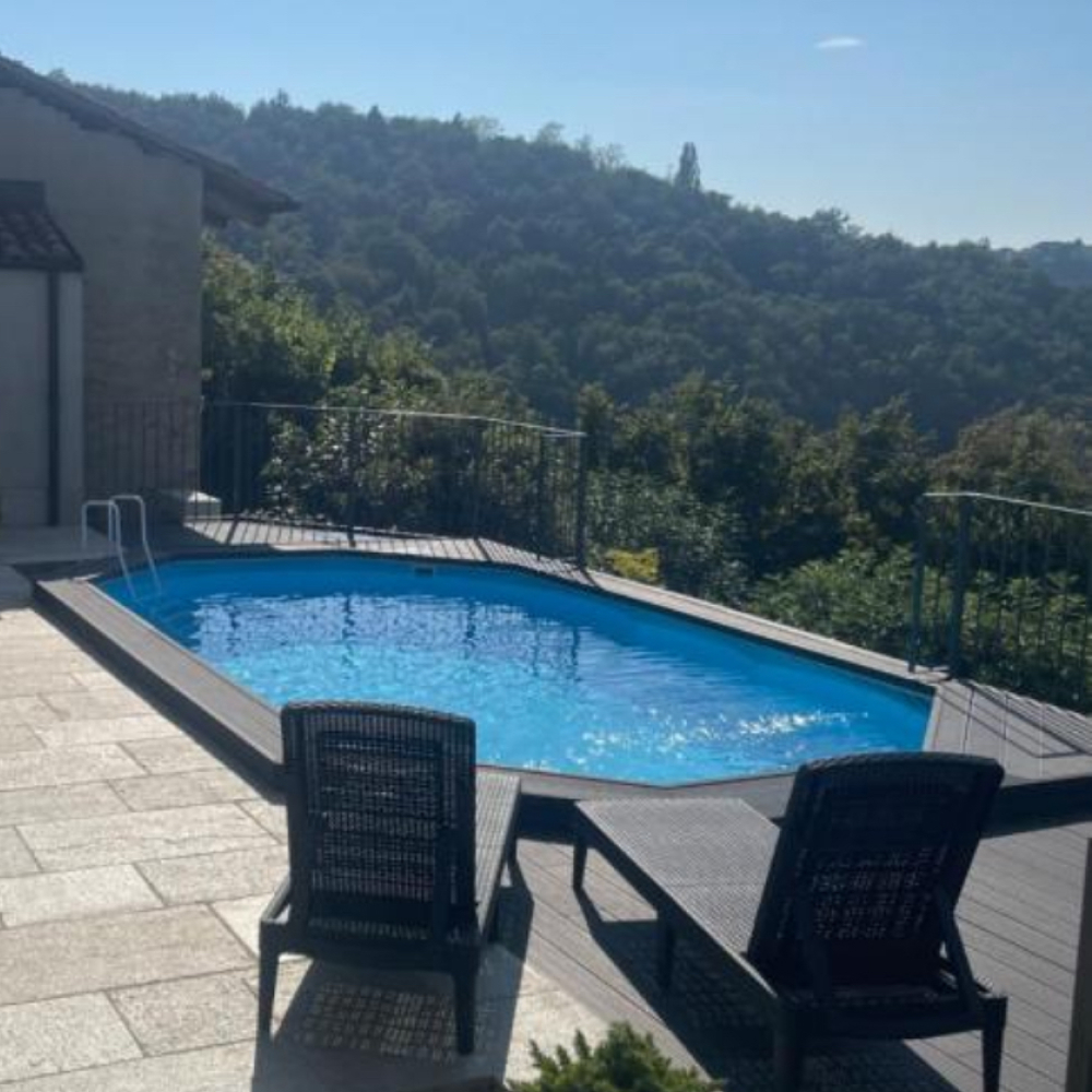 Piscine privée illuminée la nuit avec vue imprenable