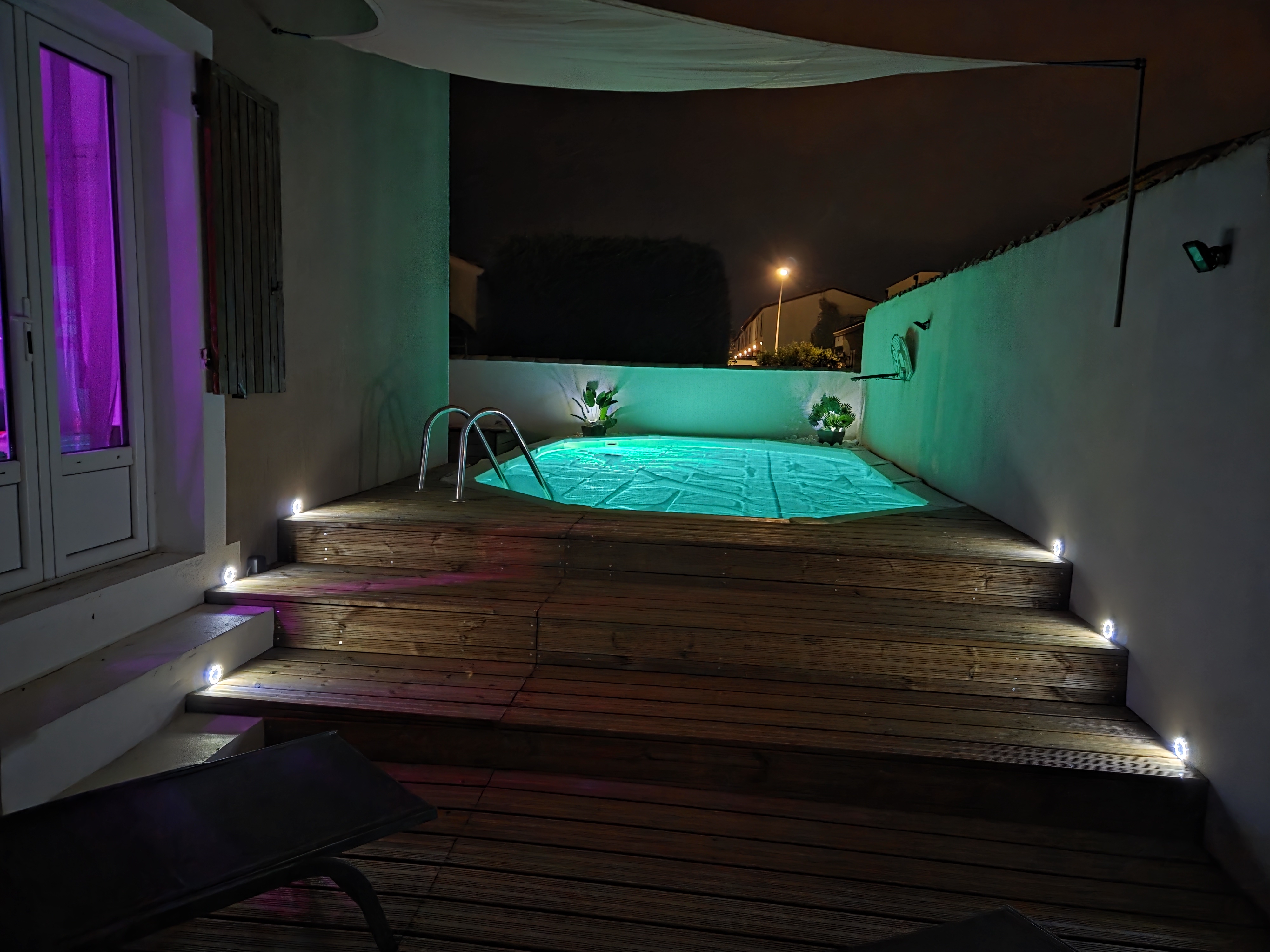Piscine en acier hors sol White Pool installée sur terrasse avec revêtement en bois et bâche de protection