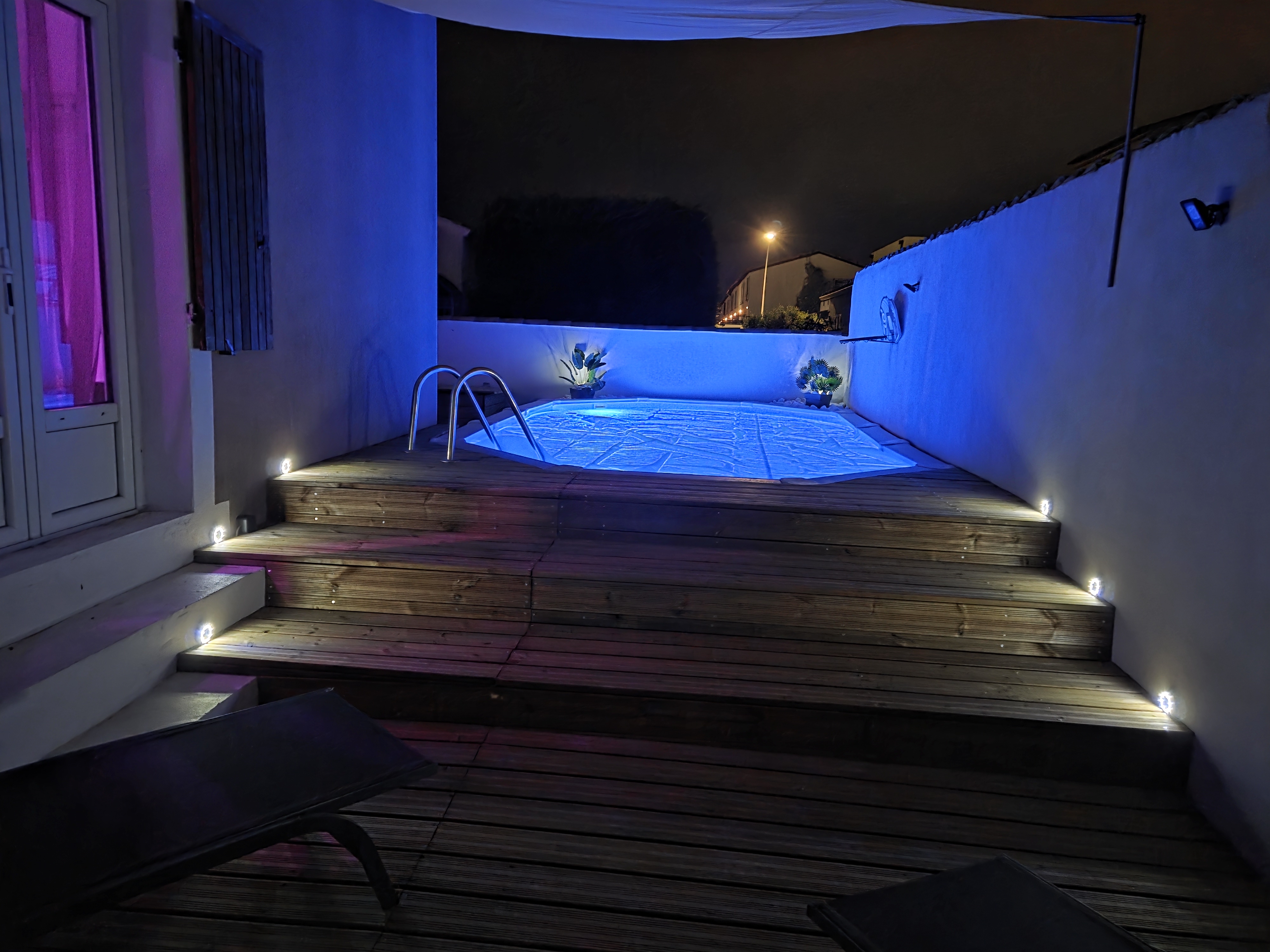 Piscine hors sol ovale en acier White Pool 610x360x130 cm avec éclairage LED nocturne et terrasse en bois