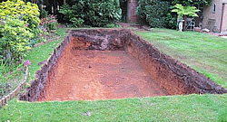 Construire une piscine enterrée en kit avec escalier d’angle sous liner 11x5 – h120 : étapes de l’excavation