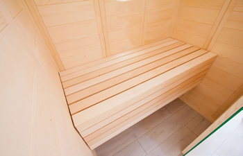 Sauna finlandais en bois massif. Dimensions 144 x 108 cm Hauteur 204 cm.