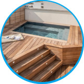 Installation d'une piscine enterrée en acier.