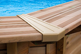 Caractéristiques de la piscine de jardin hors sol en bois RIVA CARRE : Protecteurs d'angle de bord en PVC